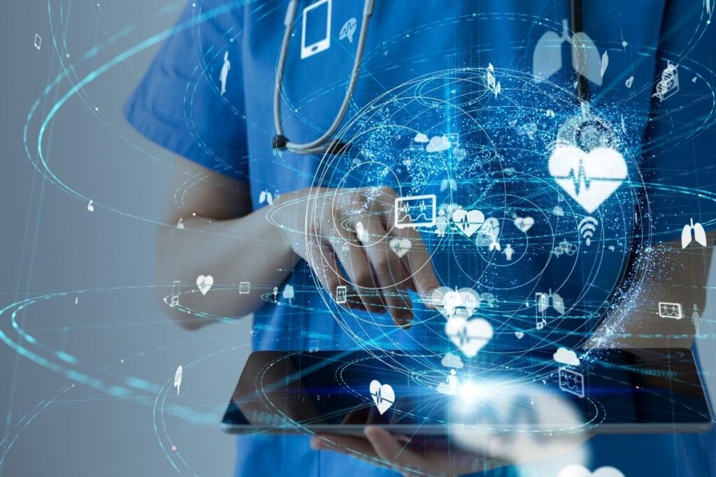 médico com tablet na mão, conferindo dados sobre os pacientes.