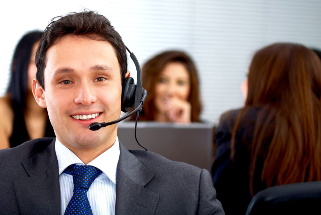 profissional atendendo pelo service desk.