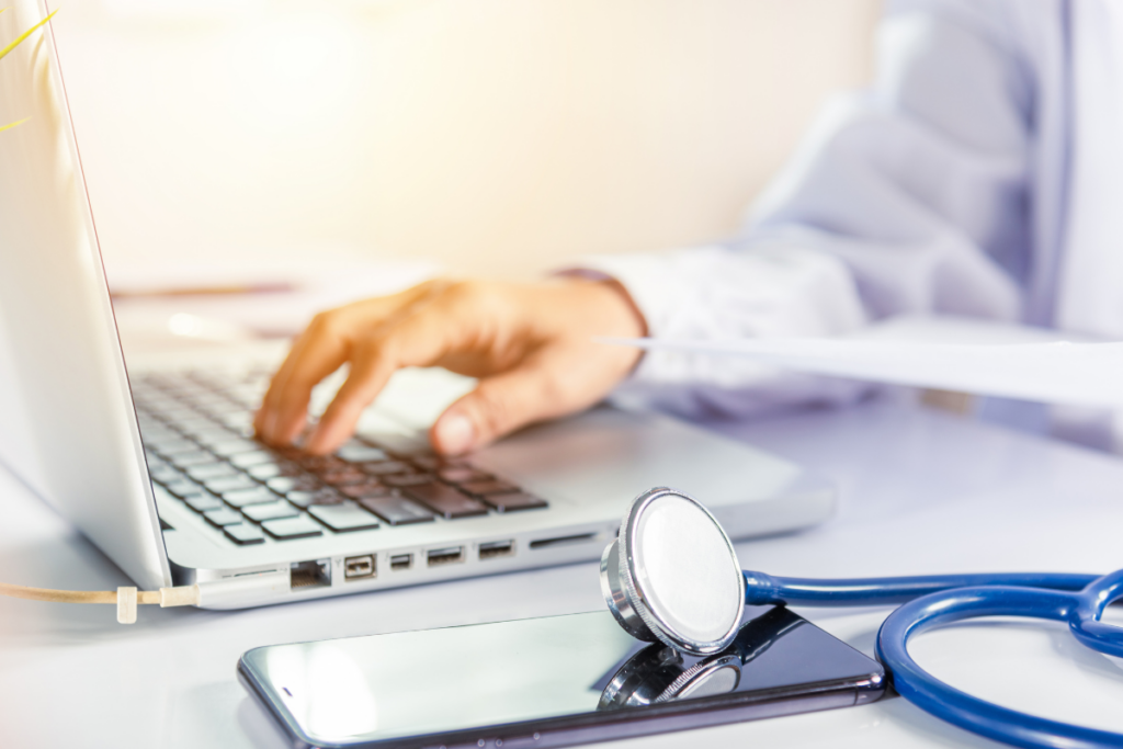 médico acessando informações de paciente por meio do padrão HL7 FHIR 2