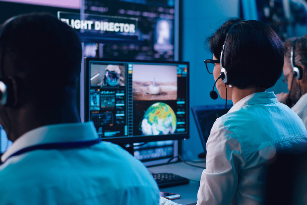 equipe de TI utilizando o NOC para monitorar ativamente os principais dispositivos