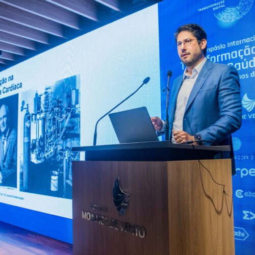 Pessoa no púlpito palestrando