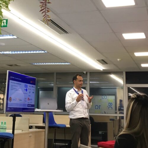 Pessoa em pé fazendo apresentação