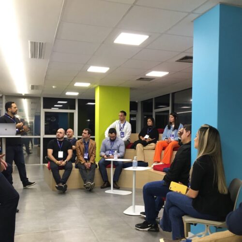 Pessoas reunidas assistindo apresentação