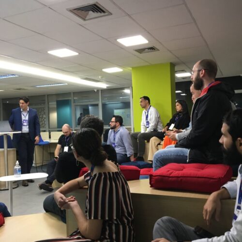 Pessoas assistindo apresentação