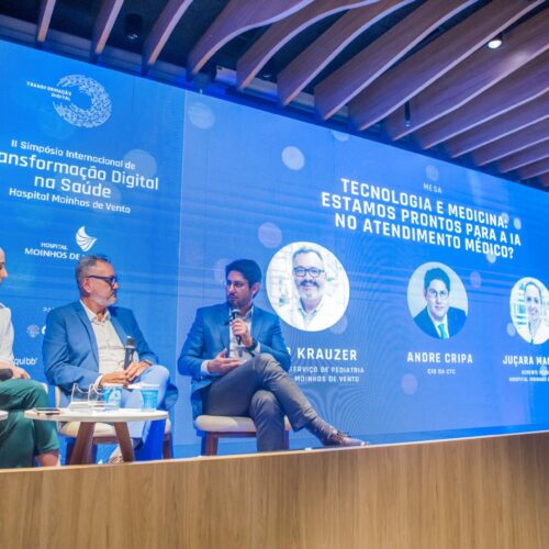 Pessoas sentadas no palco