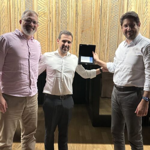 Pessoas posando para foto com tablet na mão