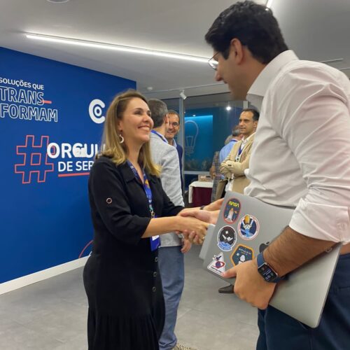 Pessoas se cumprimentando com aperto de mão