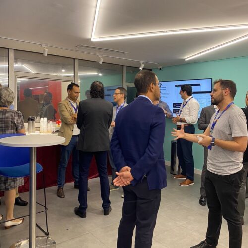 Pessoas de pé conversando