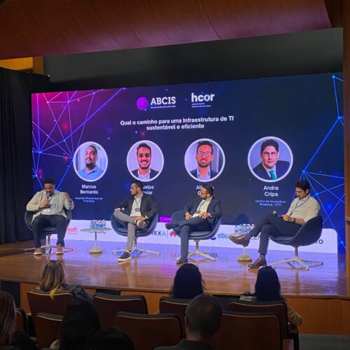 Pessoas no palco conversando