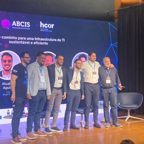 Pessoas no palco sendo saudadas