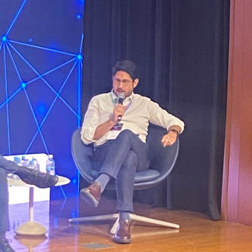 Pessoa sentada na cadeira falando no microfone