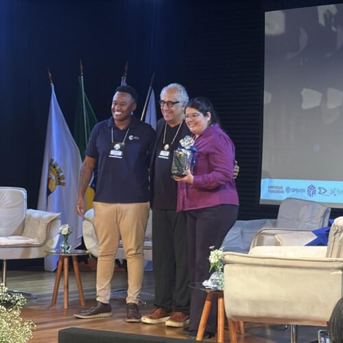 Palestrantes tirando foto no palco