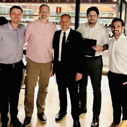 Pessoas posando para foto