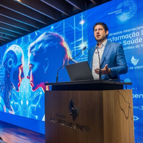 Palestrante no púlpito fazendo apresentação