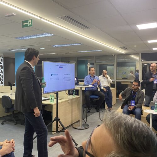 Pessoas assistindo apresentação