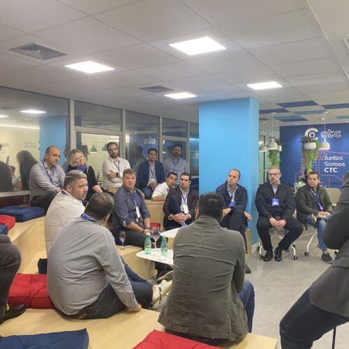 Pessoas sentadas em círculo conversando