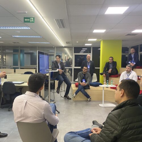 Pessoas assistindo apresentação