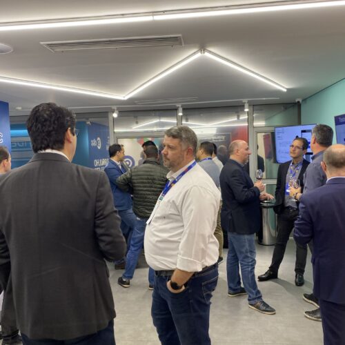 Pessoas no saguão conversando