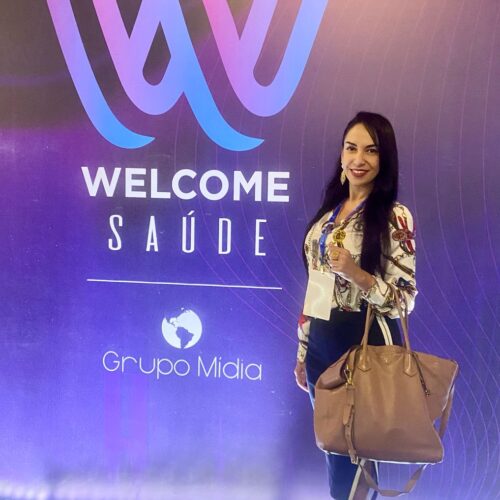 Mulher tirando foto no mural de boas vindas