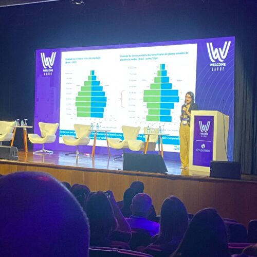 Pessoa no palco palestrando