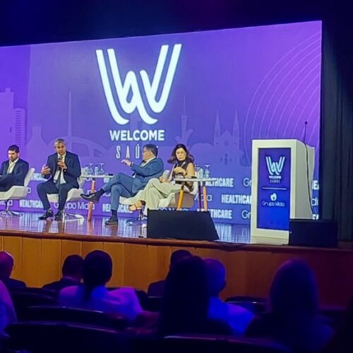 Pessoas sentadas no palco conversando