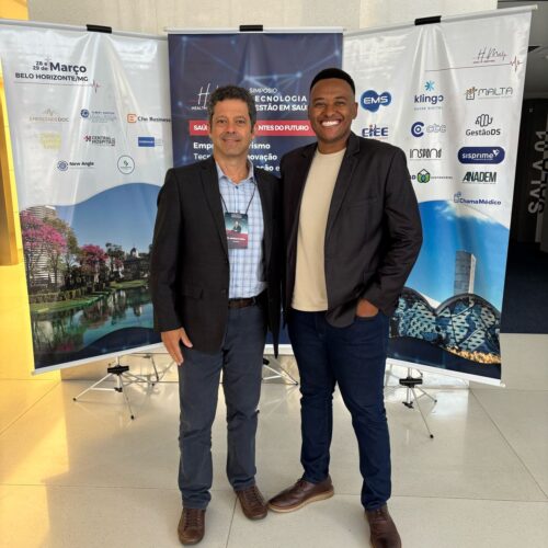 Pessoas sorrindo no evento